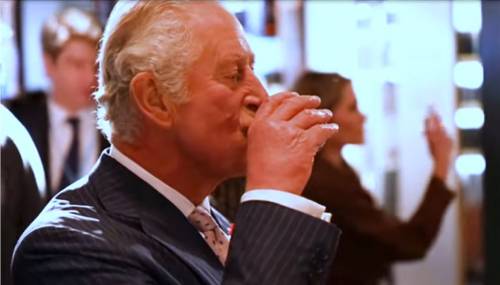 "Ho bisogno di whisky": così Carlo si prepara a diventare re