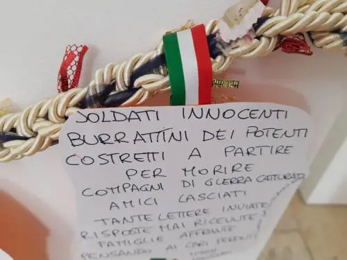 "Militari come burattini" o eroi da ricordare?