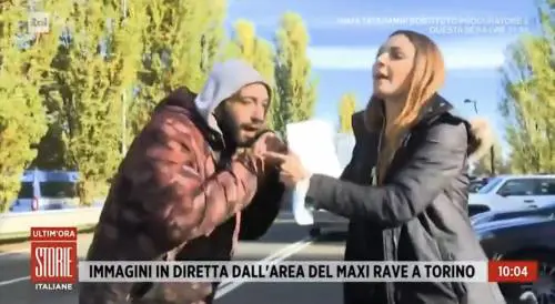 "Tua madre...". Insulti choc e sputi contro la giornalista al rave