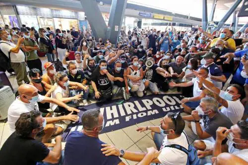 "Abbandonati da tutti": gli operai Whirlpool rischiano di restar senza lavoro