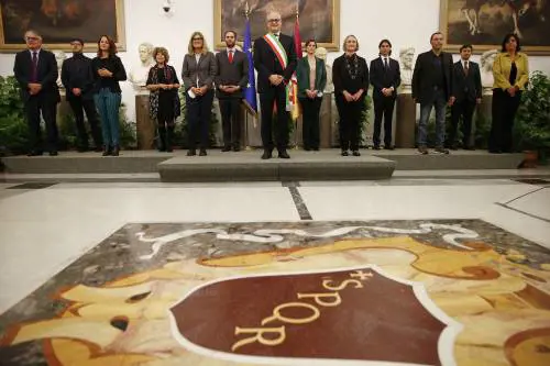 Gualtieri sotto attacco tenta Raggi e Calenda