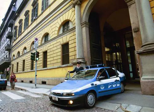 "Stanco di aspettare". Immigrato distrugge la porta della questura