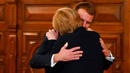 Cosa c'è dietro l'abbraccio tra Macron e Merkel. Ecco il vero obiettivo di Parigi