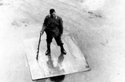 Su una zattera durante l'alluvione dell'Arno del 1966