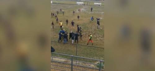 Un contrasto, poi scoppia il caos: calci e pugni durante una partita tra 12enni