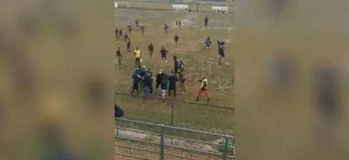 Un contrasto, poi scoppia il caos: calci e pugni durante una partita tra 12enni
