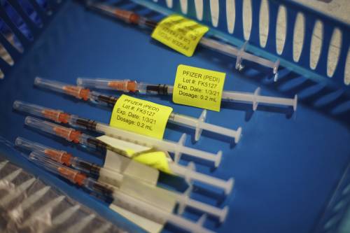 Vaccino ai bimbi, minidosi in arrivo. Le prime iniezioni dal 23 dicembre