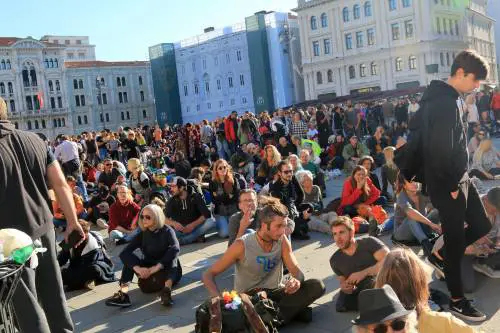 A Trieste assaltato il salotto buono: la polizia respinge i No Pass. 8.000 in piazza