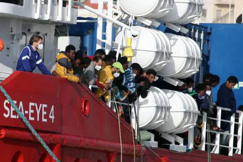 Ong finanziata da Berlino in mare con 2 navi. Ma Scholz: "Nell'Ue entrino meno migranti"