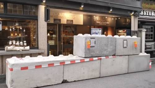 Blocchi di cemento davanti al ristorante no vax in Svizzera: arrestati i titolari