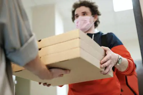 Spesa a casa e delivery: app, sconti e vantaggi per gli over 65
