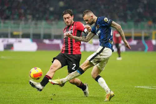 Derby tra rigori e pali. Il Milan non scappa. L'Inter resta indietro