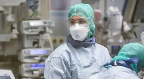Dopo le "mancette" di Conte, il governo ora premia davvero medici e infermieri