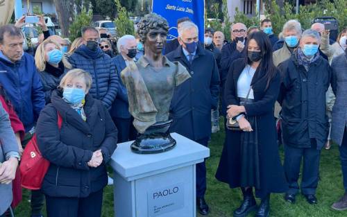 Inaugurata la statua dedicata a Paolo Rossi
