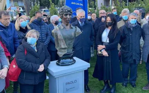 Inaugurata la statua dedicata a Paolo Rossi