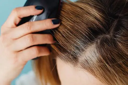 Perdita di capelli femminile: cosa sapere sull’effluvio da menopausa