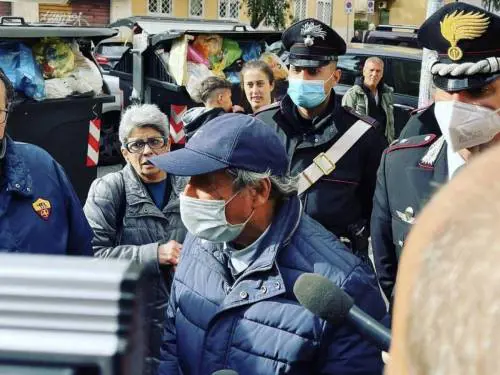 Ennio torna a casa (distrutta). È caccia alla talpa