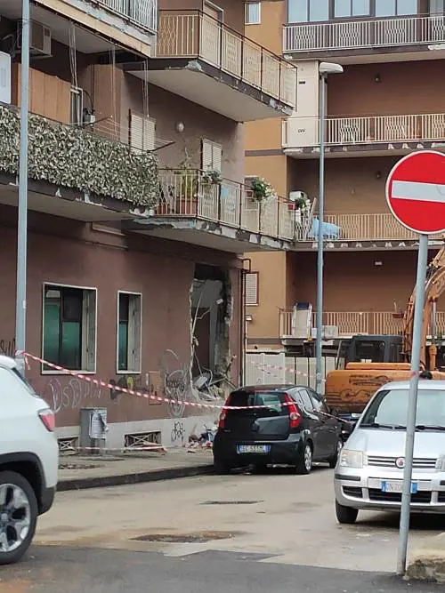 Napoli, rapinata una banca con una ruspa