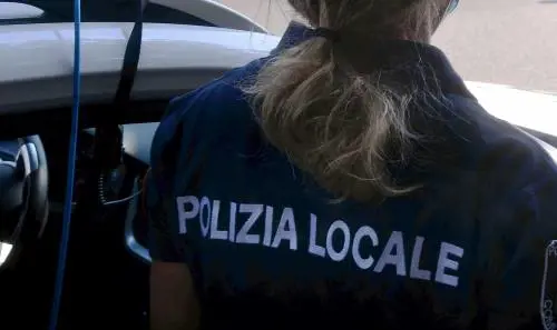 Da 36 anni senza patente: maxi multa per il furbetto al volante