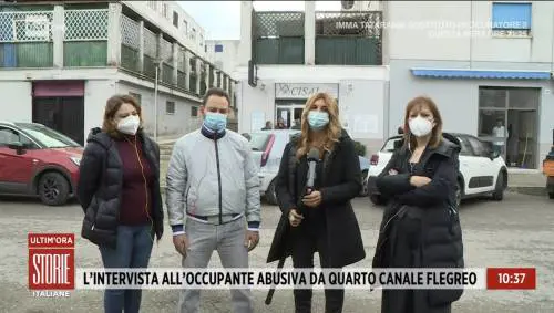 Le spinte, poi le botte: gli abusivi assaltano la troupe Rai