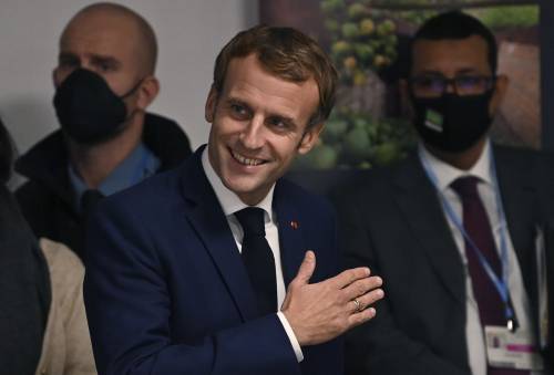 "Colpo di stato" di Macron: cambia il blu della bandiera
