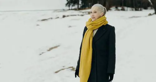 Cappotti per l’inverno: che stile scegliere a 60 anni