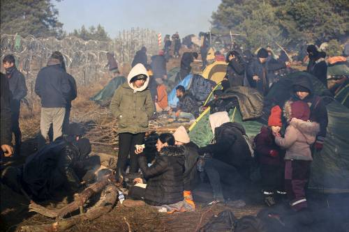 Visti e voli aerei: ecco la rete che spinge i migranti 