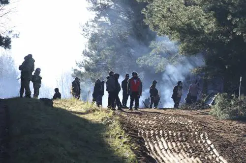 Recinzioni sfondate e migranti in fuga: caos al confine polacco