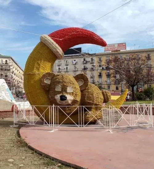 Le luci di Natale arrivano a Scampia. E il degrado sociale?