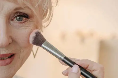 Occhiaie: come nasconderle con il trucco a 60 anni
