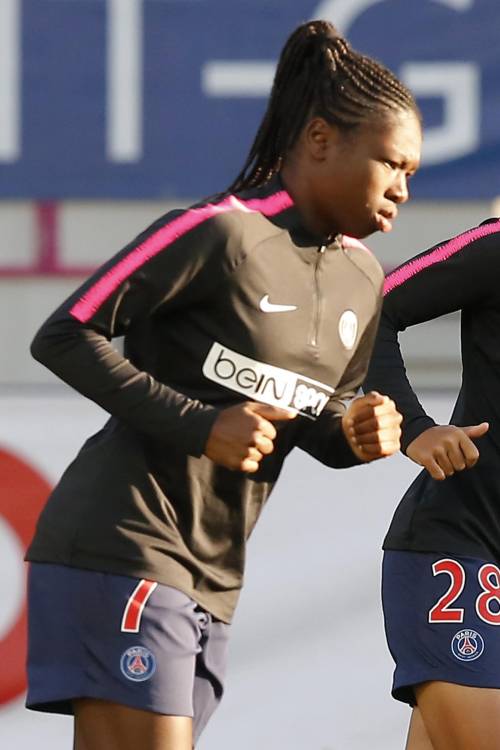 Gambe sprangate alla calciatrice del Psg. La mandante è la compagna di squadra