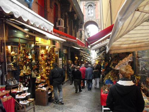 Natale al risparmio: al buio anche la via dei presepi di Napoli