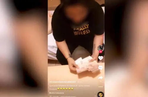 Musica e banconote: i romeni si "godono" il reddito 5S
