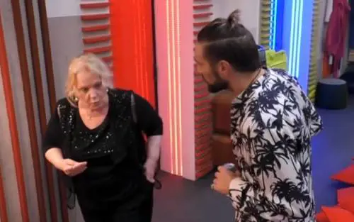 "Ti do una sberla", "Non rompere i co...": scoppia la rissa al Gf