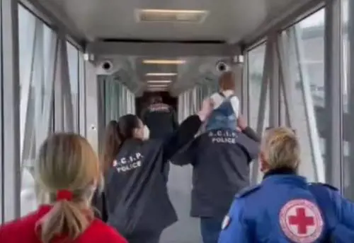 Fu "commissionata" con l'utero in affitto. Ma i genitori adottivi l'hanno abbandonata