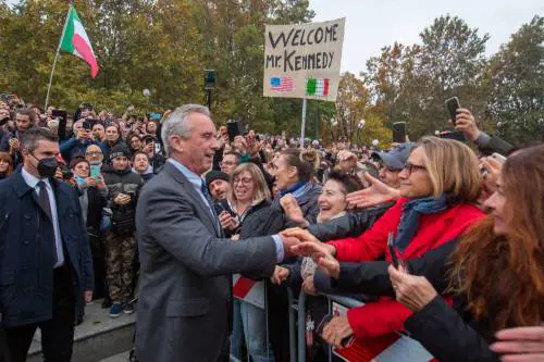 "Green pass strumento per un colpo di Stato": Kennedy a Milano tra i no vax
