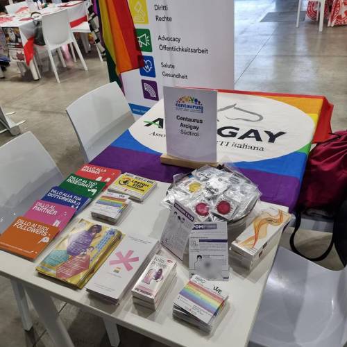 "Lezioni di sesso gay alla fiera della Caritas". Bufera sull'Arcigay