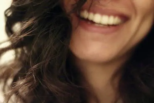 Denti bianchi a 60 anni: i rimedi naturali