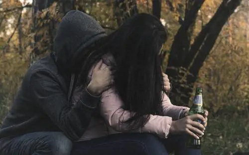 Ragazzina beve fino a svenire. Fenomeno sempre più frequente