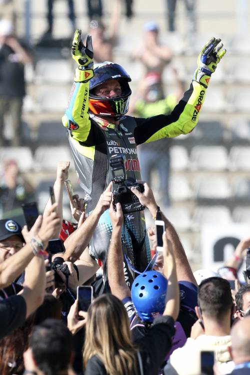 Le confessioni di Rossi: "La tristezza senza moto e il mio futuro da... papà"