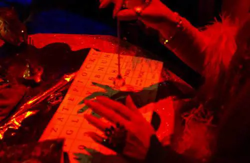 Stupri e botte dai satanisti. Arrestati i genitori aguzzini
