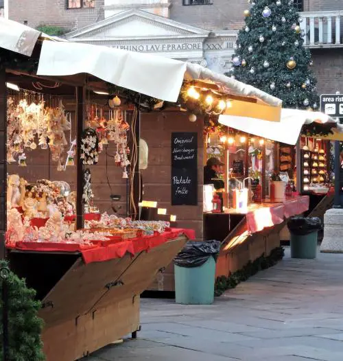 "Crocifissi ammessi con riserva". Polemica sulle nuove regole del mercatino di Natale