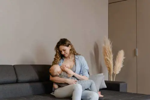 Covid, trovati gli anticorpi nel latte di madri vaccinate