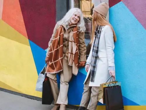 Sciarpe, foulard e pashmina: lo stile perfetto per le over 60