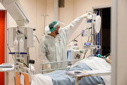 Prete no vax finisce in terapia intensiva