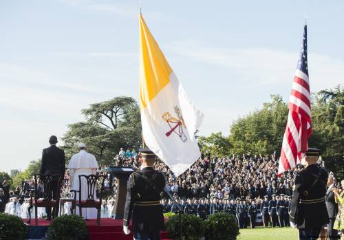 "È la guerra mondiale delle croci": cosa succede tra Usa e Vaticano