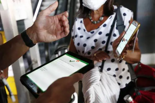 "Non ho il green pass, ma non scendo". E tutto il treno resta bloccato