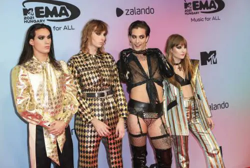 "Reggiseno da uomo", "La prossima volta...". Scontro Pillon-Maneskin