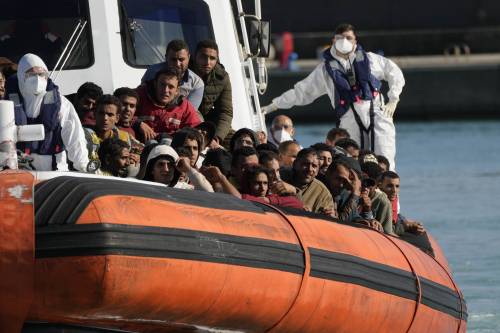 La Libia vuole più mezzi per fermare i migranti. Ma la Ue teme le Ong