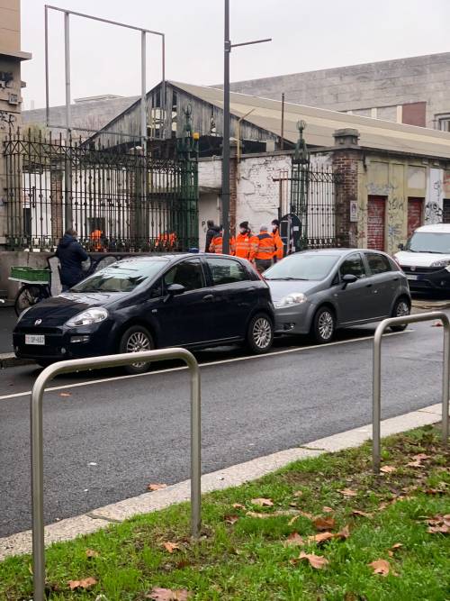 Sgombero immigrati dalle palazzine di via Molise a Milano